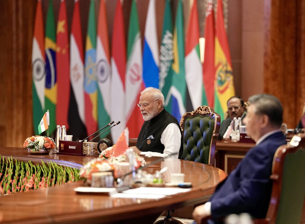 El primer ministro hindú, Narendra Modi, presidiendo la Cumbre de los BRICS. Xi Jinping, presidente de China, a su izquierda.